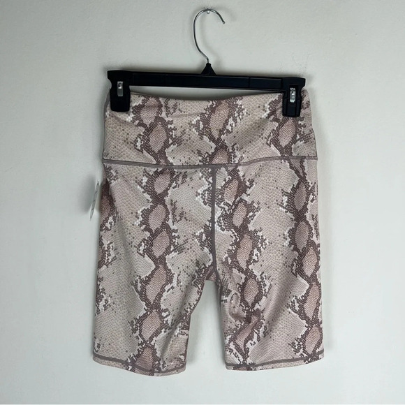 NWT Varley Albury Athletic Biker Short in Light Python Snakeskin Print - Picture 3 of 7